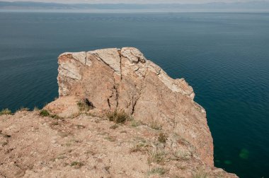 Yüksek bir uçurumdan Baykal Gölü 'ne ve sahil şeridine bak.