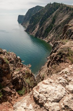 Yüksek bir uçurumdan Baykal Gölü 'ne ve sahil şeridine bak.
