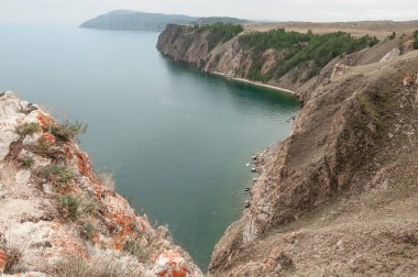 Yüksek bir uçurumdan Baykal Gölü 'ne ve sahil şeridine bak.