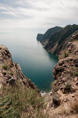 Yüksek bir uçurumdan Baykal Gölü 'ne ve sahil şeridine bak.