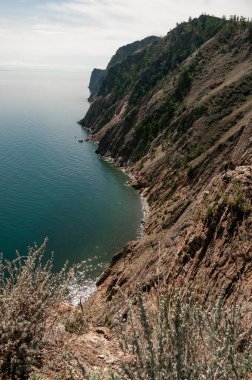 Yüksek bir uçurumdan Baykal Gölü 'ne ve sahil şeridine bak.