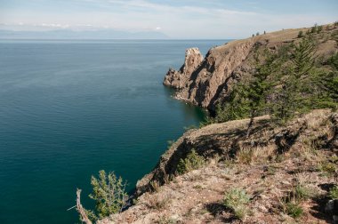 Yüksek bir uçurumdan Baykal Gölü 'ne ve sahil şeridine bak.