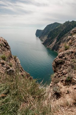 Yüksek bir uçurumdan Baykal Gölü 'ne ve sahil şeridine bak.