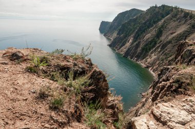 Yüksek bir uçurumdan Baykal Gölü 'ne ve sahil şeridine bak.