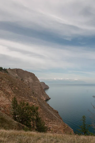 Sibirya 'daki Baykal Gölü kıyısı Khoboy Olkhon Adası yaz günü Rusya