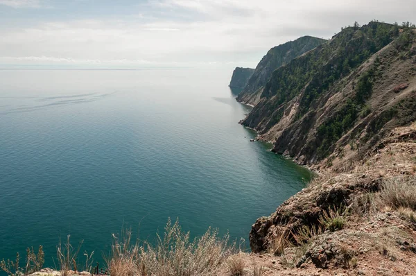Sibirya 'daki Baykal Gölü kıyısı Khoboy Olkhon Adası yaz günü Rusya