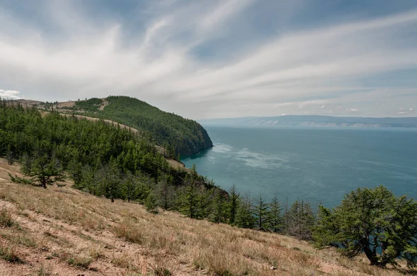 Yüksek bir uçurumdan Baykal Gölü 'ne ve sahil şeridine bak.
