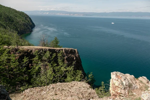 Yüksek bir uçurumdan Baykal Gölü 'ne ve sahil şeridine bak.