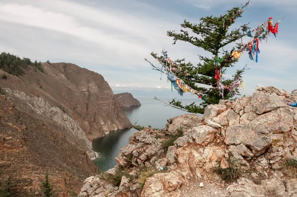 Utsikt från en hög klippa till sjön Baikal och kusten Stockfoto