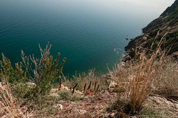 Utsikt från en hög klippa till sjön Baikal och kusten Stockbild