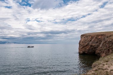 Baykal Gölü 'nde pelerin ve yaz gününde bulutlu güzel bir gökyüzü.