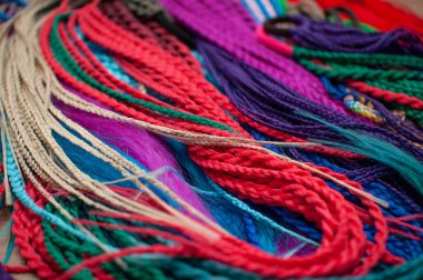 Saçlar için elastik bir banttaki renkli örgüler, yakın plan aksesuarlar