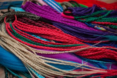 Saçlar için elastik bir banttaki renkli örgüler, yakın plan aksesuarlar