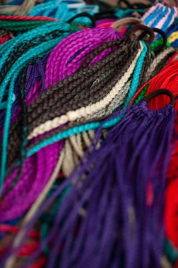 Saçlar için elastik bir banttaki renkli örgüler, yakın plan aksesuarlar