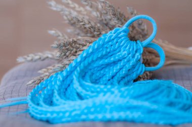 Dekoratif mavi saç aksesuarı, küçük renkli örgülü elastik bant, el yapımı yakın çekim.