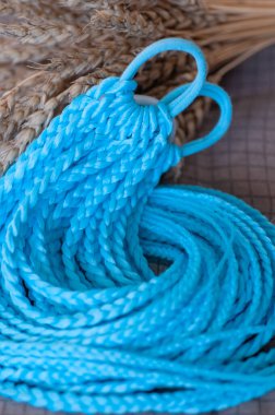 Dekoratif mavi saç aksesuarı, küçük renkli örgülü elastik bant, el yapımı yakın çekim.