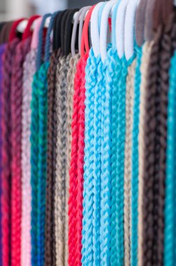 Bir grup saç aksesuarı, küçük renkli örgülü elastik bantlar, el yapımı yakın çekim.