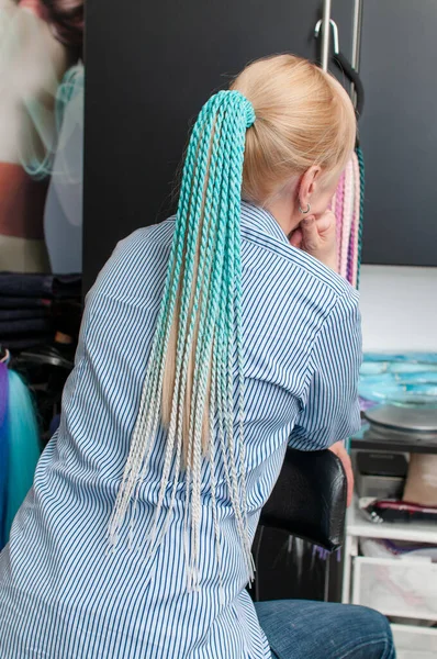 Kobieta Blondynka Demonstruje Akcesoria Włosów Kolorowe Warkocze Ręcznie — Zdjęcie stockowe