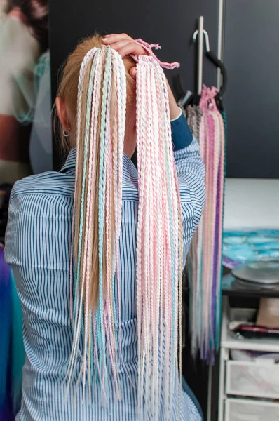 Mulher Loira Demonstra Acessório Cabelo Tranças Coloridas Feitas Mão — Fotografia de Stock