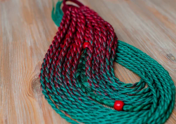 Accesorio Para Cabello Trenzas Coloreadas Cabello Artificial Rojo Verde Con — Foto de Stock
