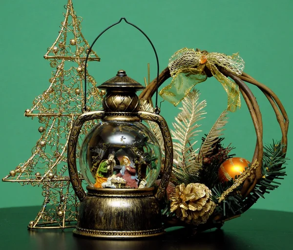 Tigela de vidro com decoração de Natal — Fotografia de Stock