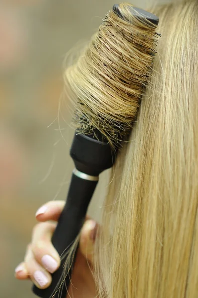 金色的长发女孩专业发型设计 — 图库照片