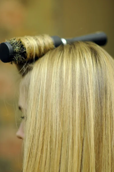 Ragazza con i capelli lunghi biondi, acconciatura professionale — Foto Stock