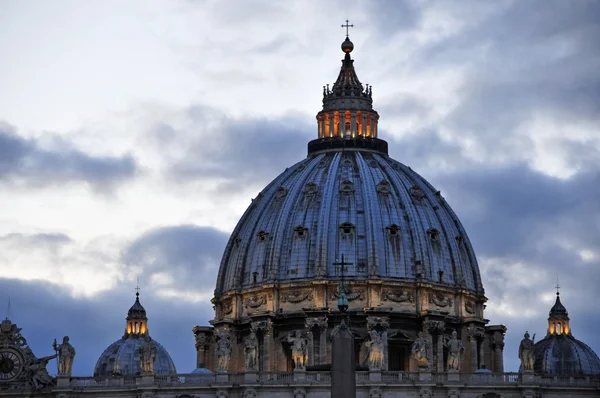 Ватикан на здании статуи против неба — стоковое фото