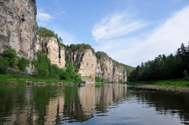 kayalık sahilleri AI ile Nehri üzerinde rafting
