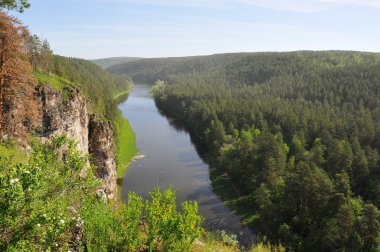 Kayalık bir kıyı ve kayalıklar ile Urallar Ai Nehri 