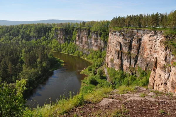AI rivier in de Oeral in Rusland met een rotsachtige kust en kliffen — Stockfoto