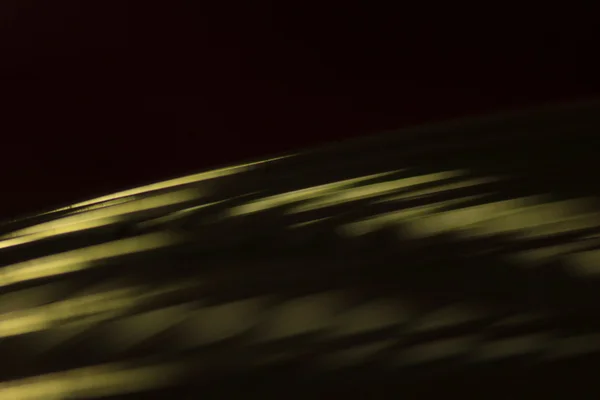 Siyah arka plan üzerine abstact sarı çizgiler