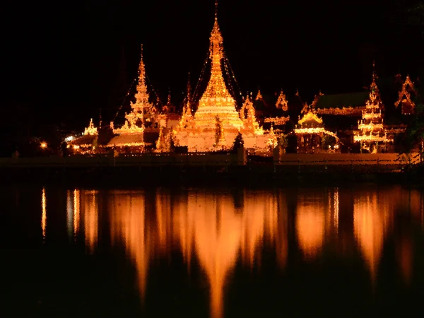 Golden temple at night,  in Thailand. — Stock Photo, Image