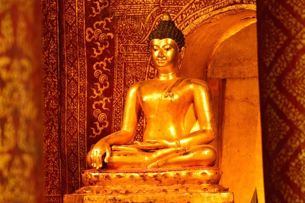 Buddha statue in temple. — Stock Photo, Image