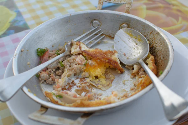 Yağda yumurtayla servis edilen yarım yamalak bir yemek..