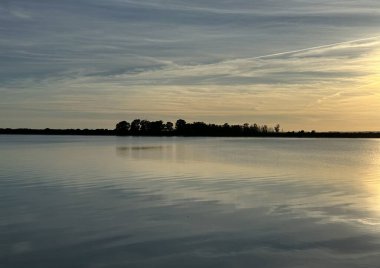 Gölün üzerinde güzel bir gün batımı. seyahat