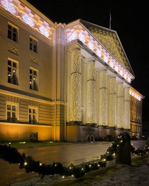 Geceleyin meydanda Noel ağacı