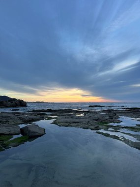 Denizin üzerinde güzel bir gün batımı