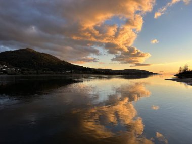 Norveç 'in dağlarında gün doğumu, Norveç' in güzel bir resmi