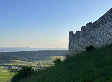 Tepedeki eski kalenin kalıntıları.
