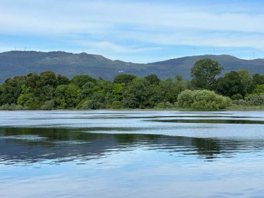 Göl ve dağlarla dolu güzel bir manzara.