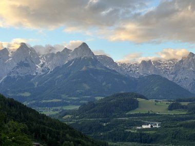 Dağları ve bulutları olan güzel bir manzara