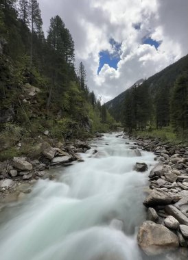 Dağlardan akan nehir