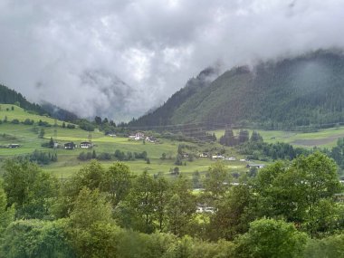 Dağlarda dağları olan güzel bir manzara.