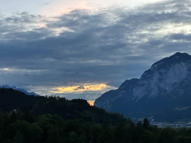 Dağın üstünde güzel bir gün batımı