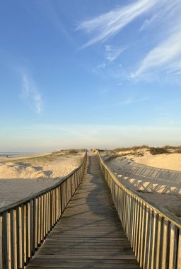 Denizin üzerindeki tahta köprü.