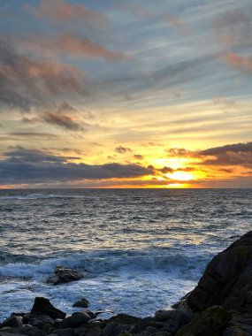 Denizin üzerinde güzel bir gün batımı