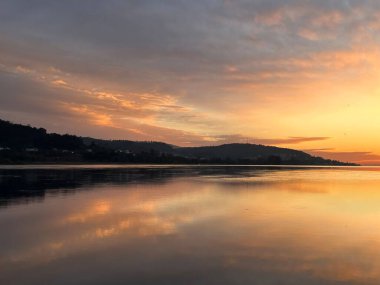 Gölün üzerinde güzel bir gün batımı
