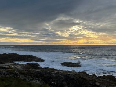 Deniz kıyısında gün batımının güzel bir görüntüsü.