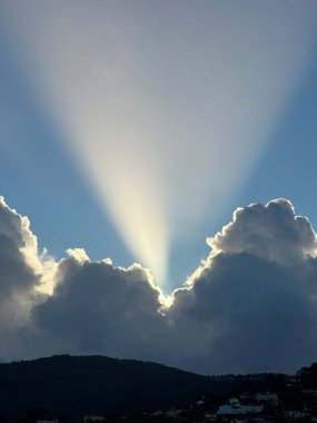 Güneş Işıkları ve Bulutlar